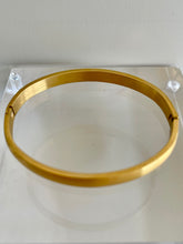 Load image into Gallery viewer, THE FORM BANGLE MATT
